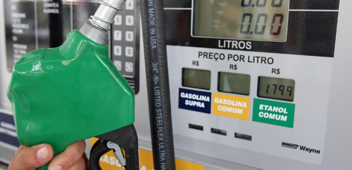 Litro da gasolina terá alta de 7,04% nas refinarias; diesel sobe 9,15%.