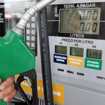 Litro da gasolina terá alta de 7,04% nas refinarias; diesel sobe 9,15%.