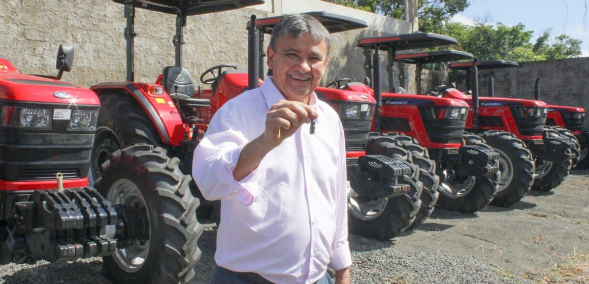 Ministro Wellington Dias entrega tratores e kits de irrigação no Piauí