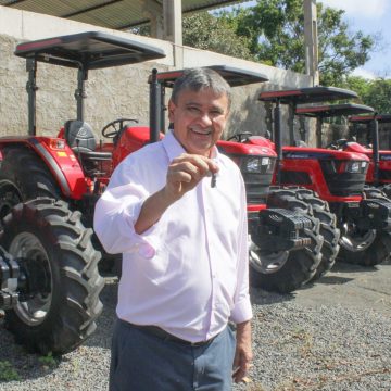 Ministro Wellington Dias entrega tratores e kits de irrigação no Piauí