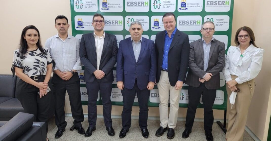 Secretário da Saúde visita obra de ampliação de UTI do Hospital Universitário