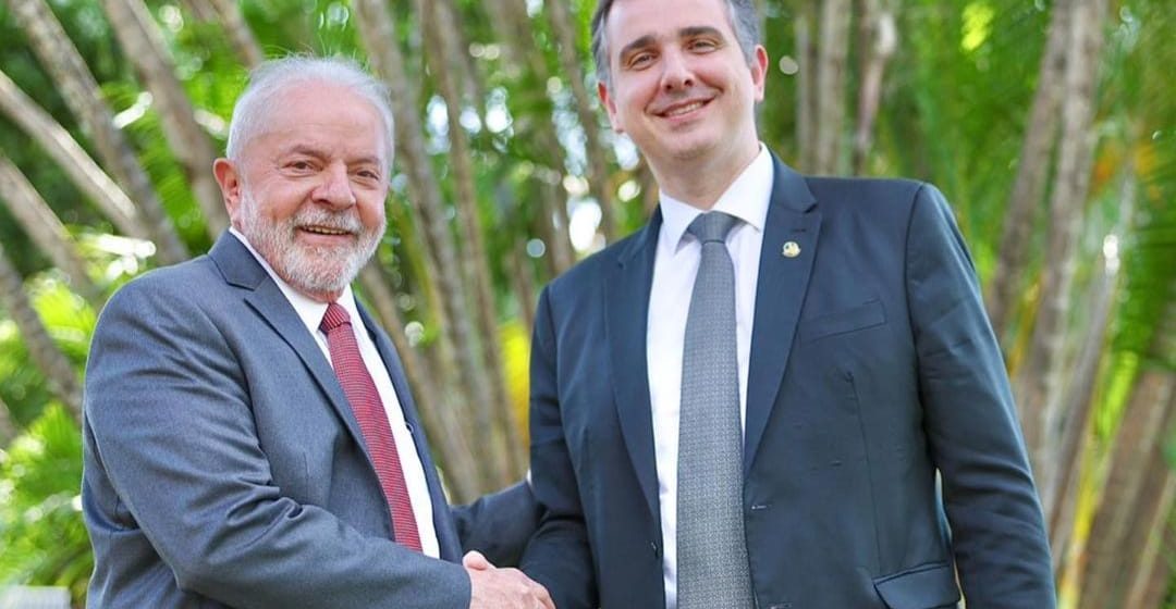 Pacheco é reeleito no Senado derrotando candidato bolsonarista
