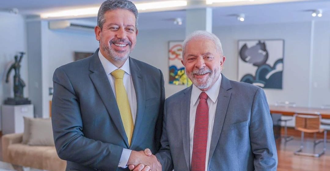 Lira é reeleito na Câmara com votação recorde e apoio do presidente Lula