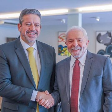 Lira é reeleito na Câmara com votação recorde e apoio do presidente Lula
