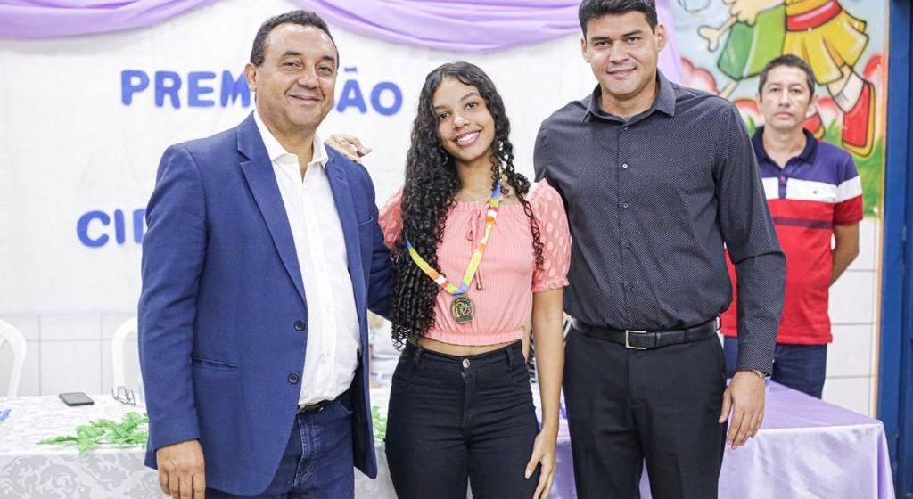 Semec participa de premiação de alunos da Escola Municipal H. Dobal
