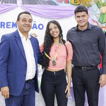 Semec participa de premiação de alunos da Escola Municipal H. Dobal