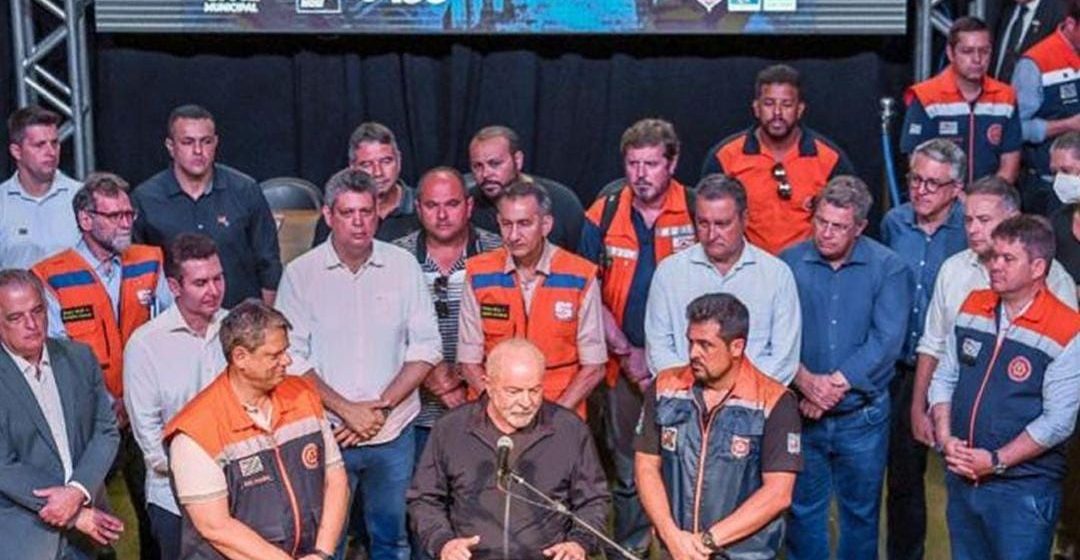 Ao contrário de Bolsonaro, Lula age como um estadista ao ir para o litoral de São Paulo e abandonar folga de carnaval
