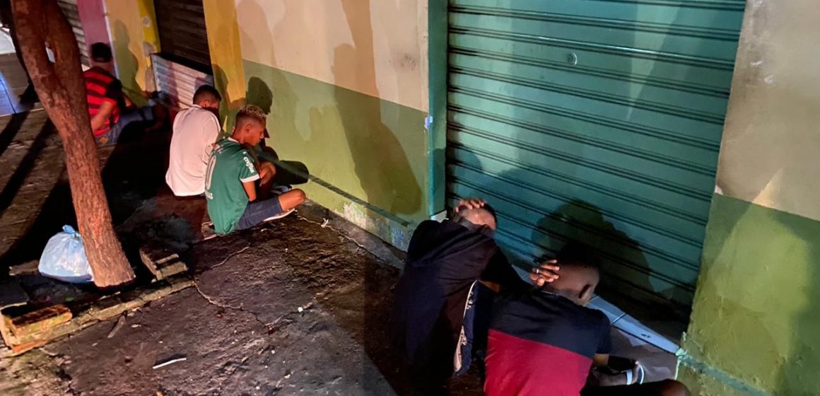 Polícia prende cinco homens com drogas e arma em operação arcanjo
