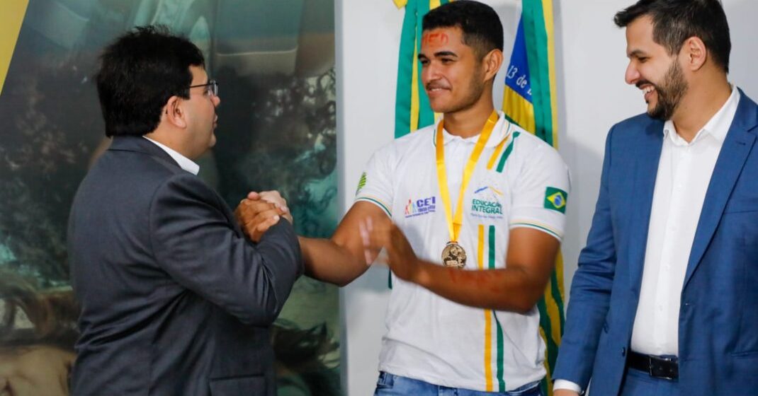 Governador Rafael e Secretário Washington Bandeira recebem estudantes de escolas estaduais aprovados na Ufpi