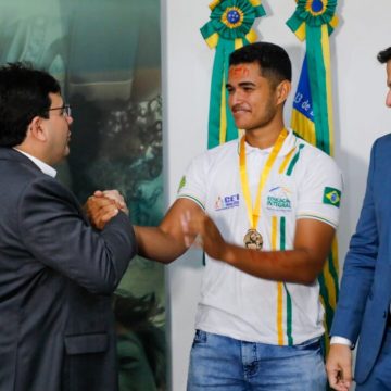 Governador Rafael e Secretário Washington Bandeira recebem estudantes de escolas estaduais aprovados na Ufpi