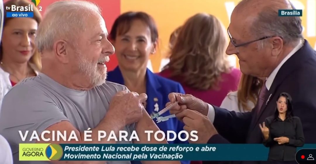 Alckmin aplica vacina bivalente contra a covid em Lula