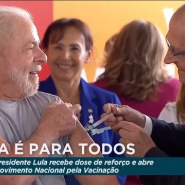 Alckmin aplica vacina bivalente contra a covid em Lula