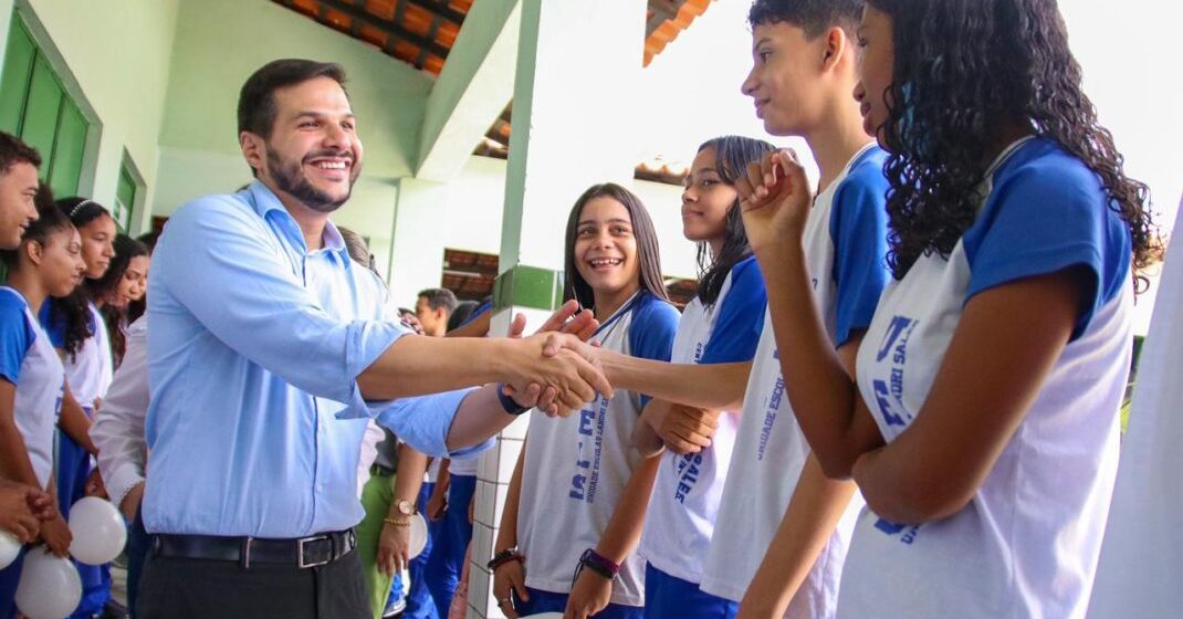 Secretário de Educação participa da Semana Presente em escolas de Água Branca e São Pedro do Piauí