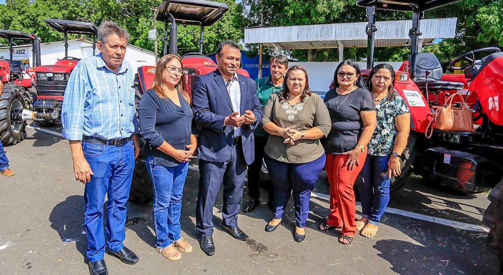 Secretário Fábio Abreu entrega tratores e equipamentos a 9 cidades do Piauí