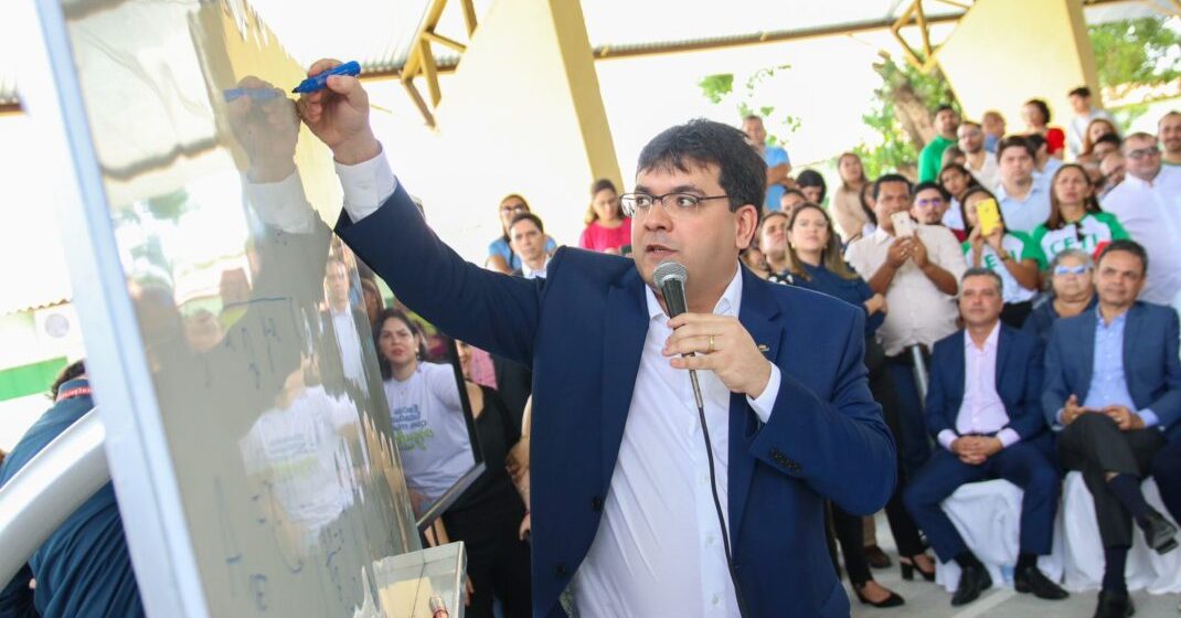 Governador Rafael ministra aula de matemática durante abertura do ano letivo de 2023