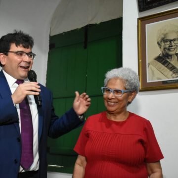 Rafael ressalta importância de Regina Sousa ao participar de aposição da foto da ex-governadora