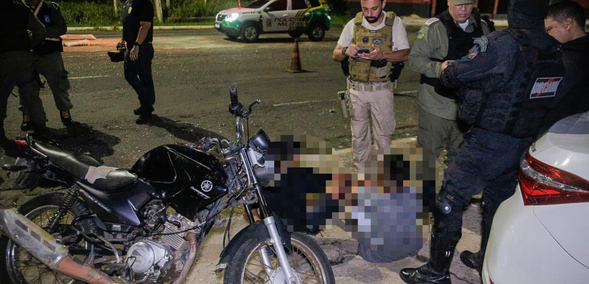 Dois menores são apreendidos com drogas e moto roubada durante blitz em Teresina
