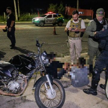 Dois menores são apreendidos com drogas e moto roubada durante blitz em Teresina