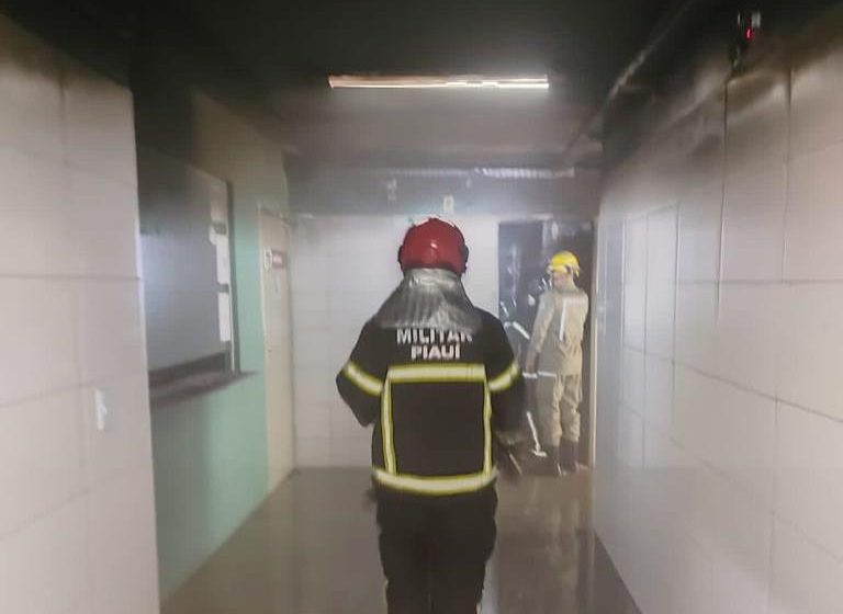 Bombeiros controlam princípio de incêndio no Hospital do Dirceu II e hospitais do Estado recebem os pacientes