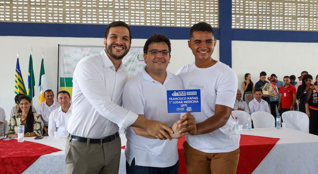 Rafael Fonteles e Washington Bandeira visitam escola e homenageiam alunos de Castelo do Piauí