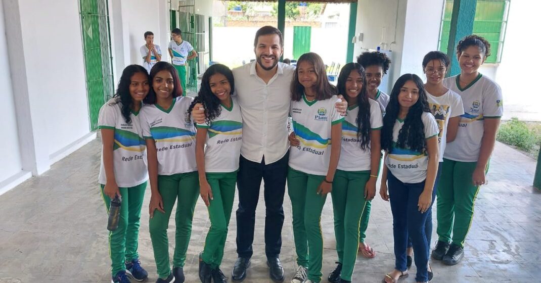 Em Floriano, Washington Bandeira anuncia modernização de escolas da regional