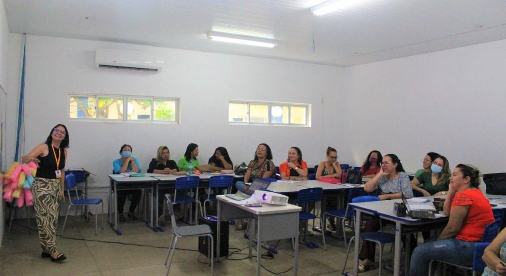 Pedagogos participam de encontro formativo da Semec