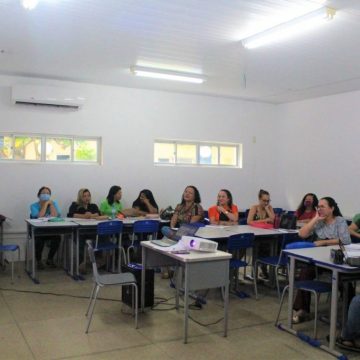 Pedagogos participam de encontro formativo da Semec