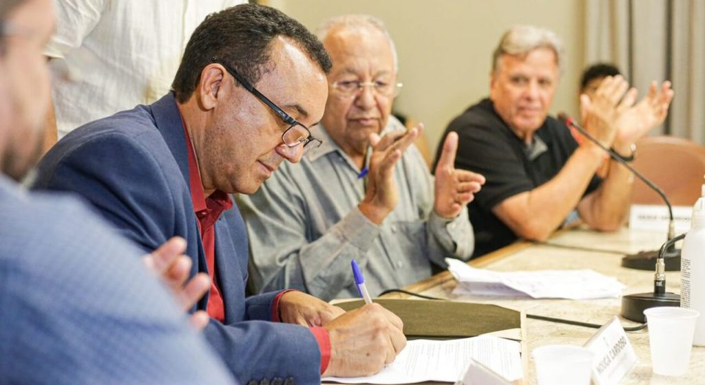 Prefeito oficializa parceria entre Semec, Semel e federações desportivas