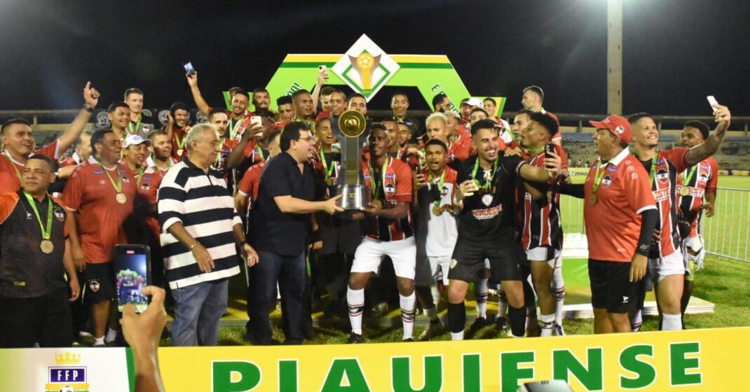 Rafael Fonteles entrega taça ao vencedor do Campeonato Piauiense 2023