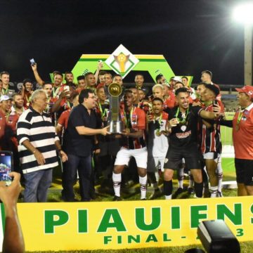 Rafael Fonteles entrega taça ao vencedor do Campeonato Piauiense 2023