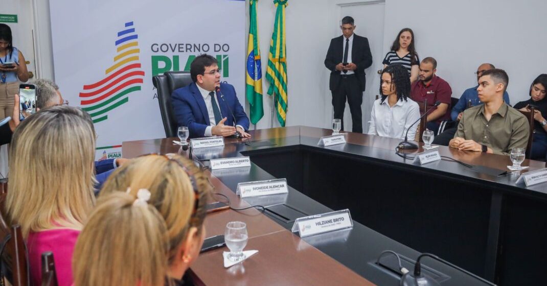 Governador Rafael concede reajuste de 50% para auxílios-alimentação e moradia dos estudantes da Uespi