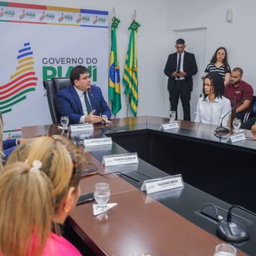 Governador Rafael concede reajuste de 50% para auxílios-alimentação e moradia dos estudantes da Uespi
