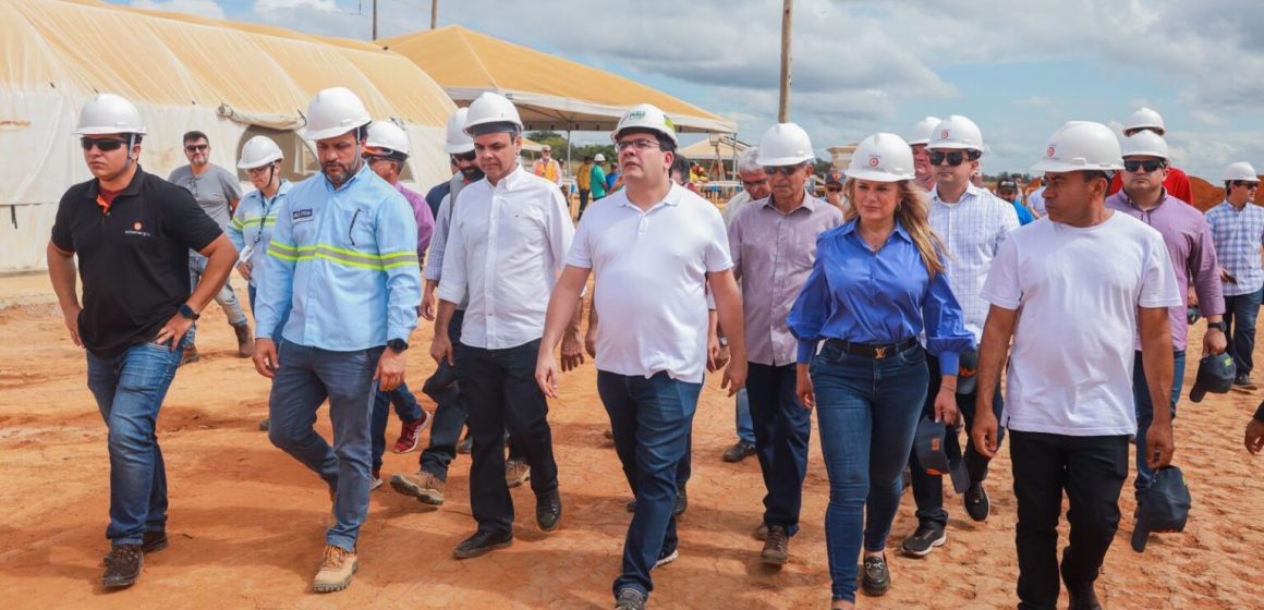 Governador entrega pista do aeródromo e visita obra de usina solar em Ribeiro Gonçalves