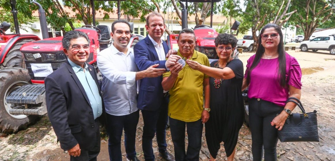 Governo entrega tratores e implementos agrícolas a agricultores familiares de 26 municípios