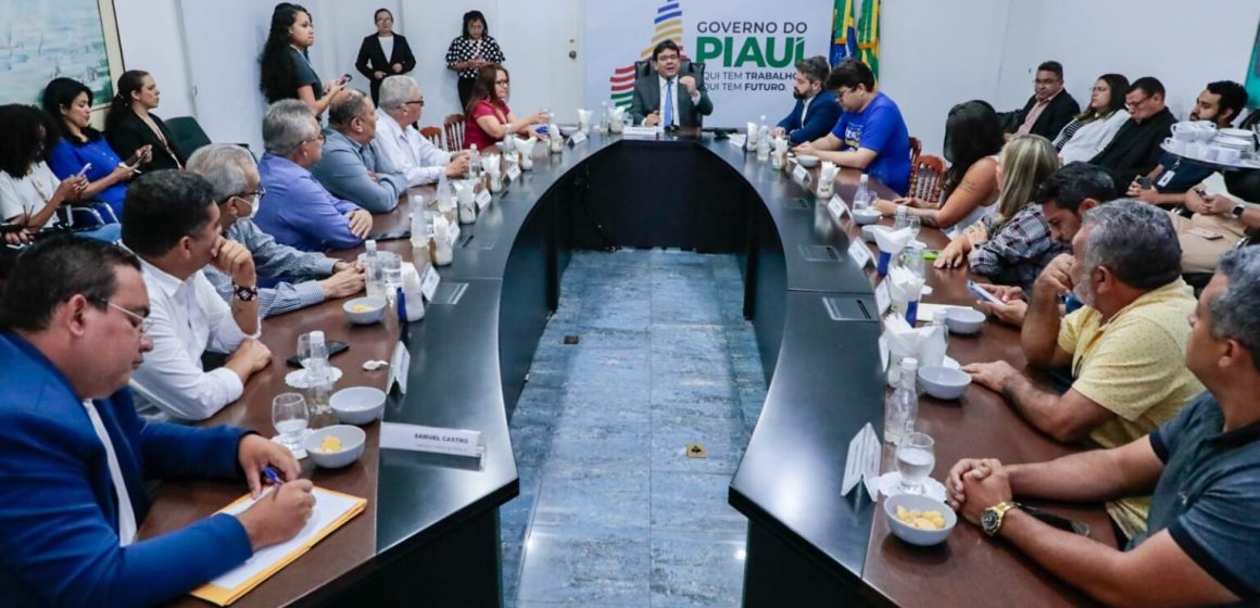 Governador define investimentos em saúde para Pedro II e Valença com lideranças dos municípios