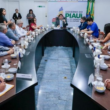 Governador define investimentos em saúde para Pedro II e Valença com lideranças dos municípios