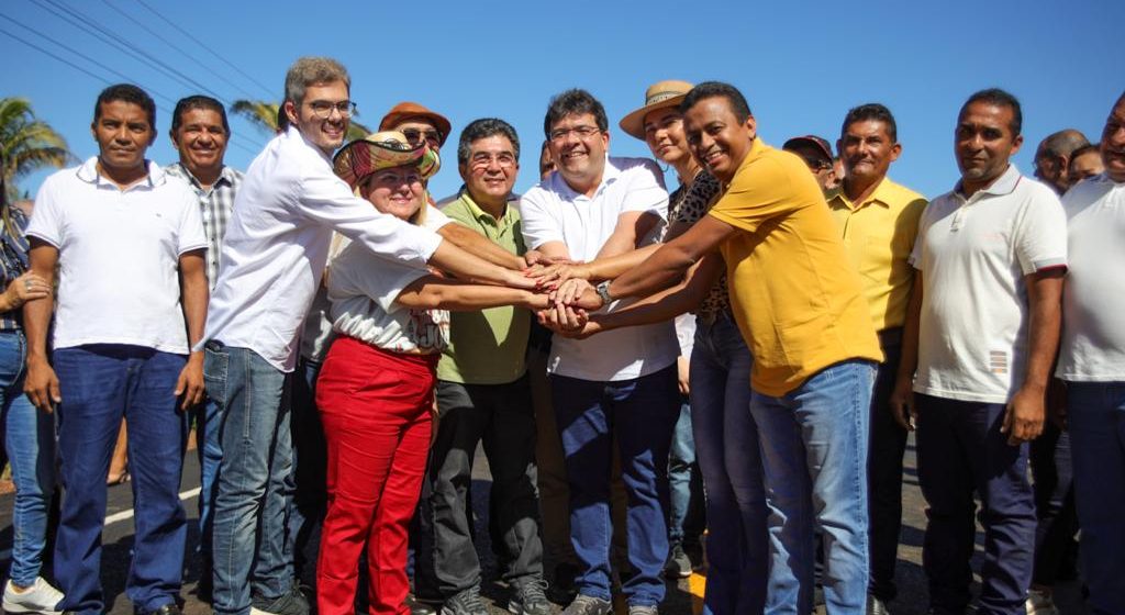 Governador entrega obras e prestigia Festival em São João do Arraial