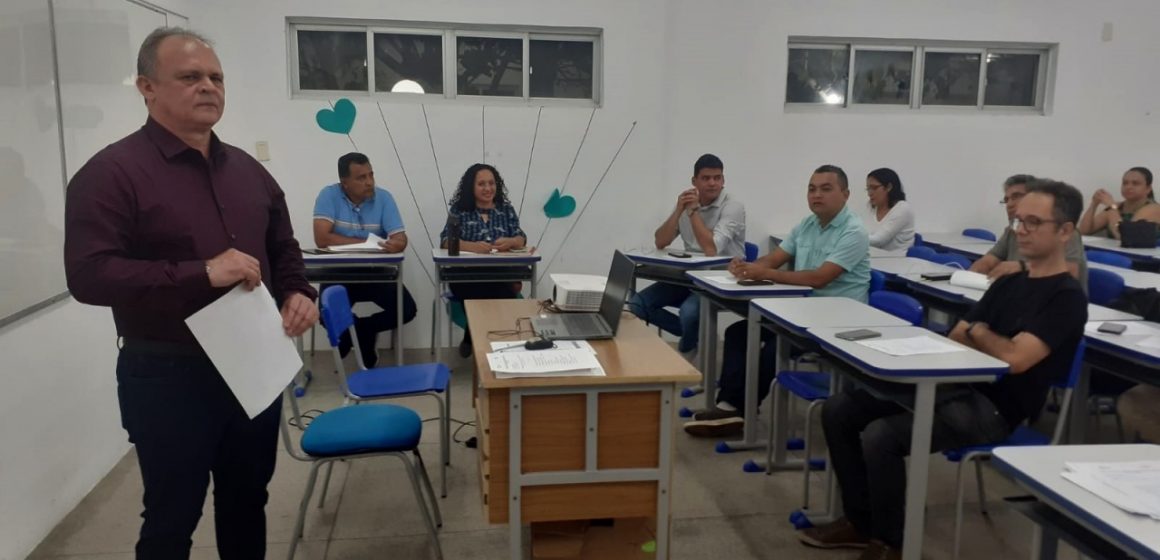 Semec realiza reunião com gestores sobre cursos profissionalizantes da EJA