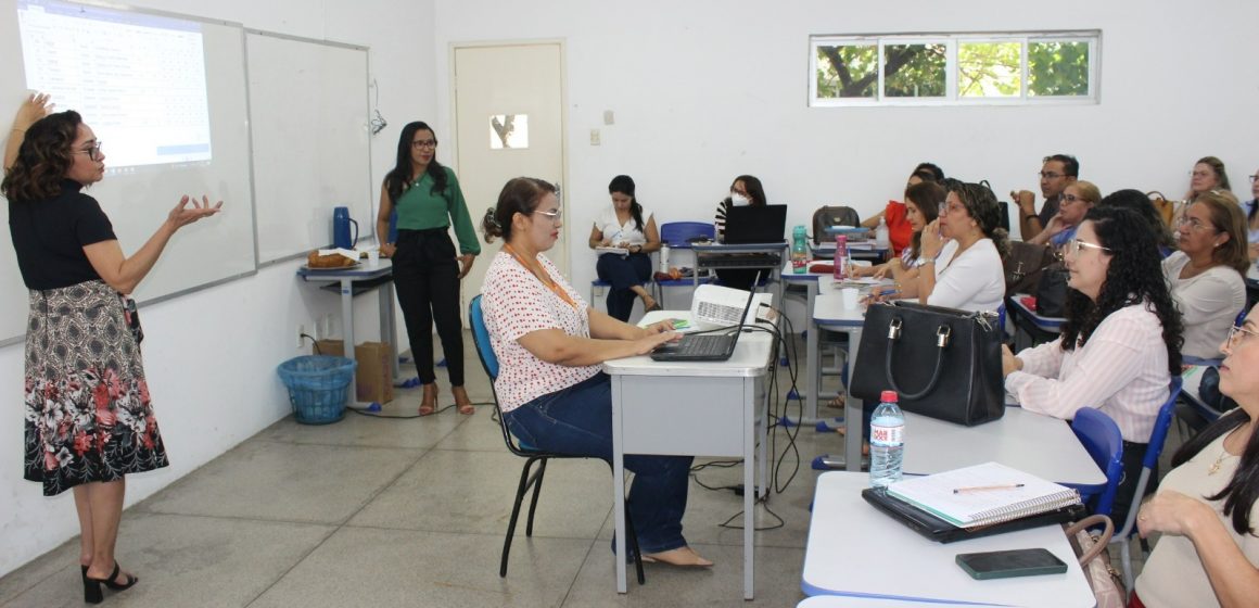 Superintendentes e gerentes da Semec analisam plano de ação elaborado por diretores escolares