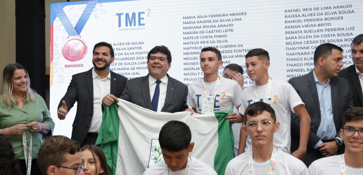 Rafael anuncia bolsa de R$ 300 para 193 estudantes medalhistas de matemática