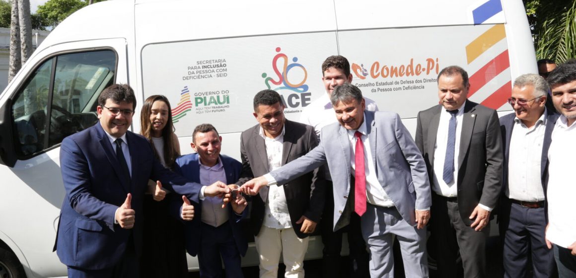 Rafael e Wellington entregam veículos para o fortalecimento de ações voltadas às pessoas com deficiência