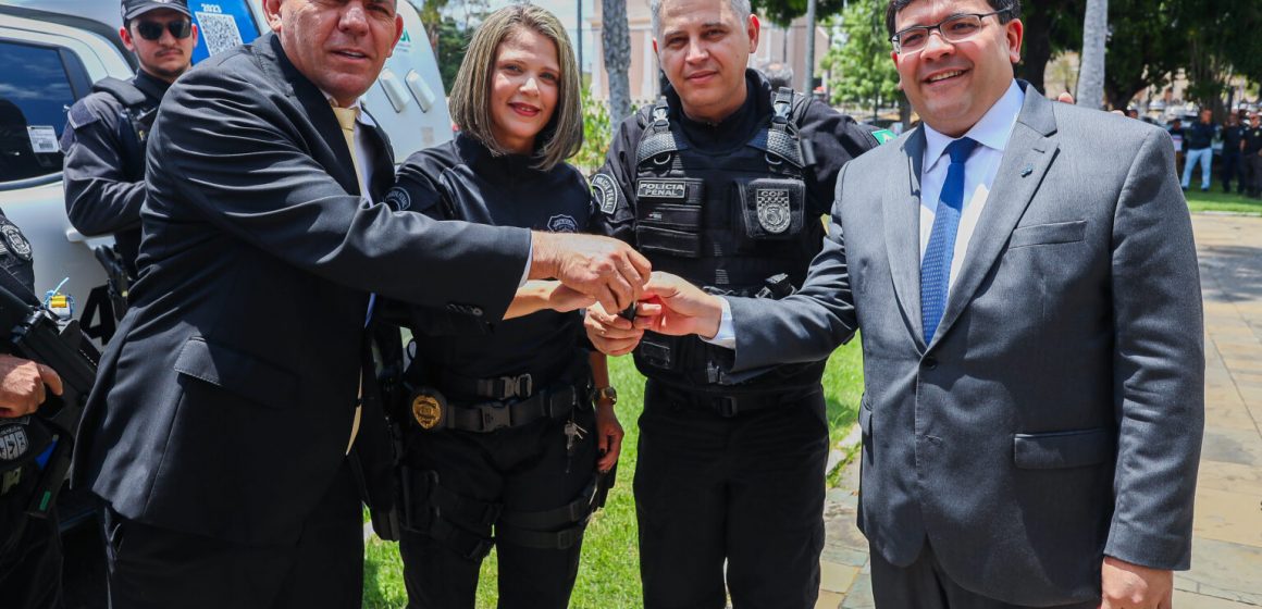 Governador promove 508 policiais penais e entrega de viaturas para sistema penitenciário