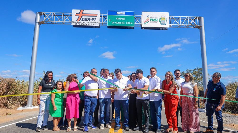 Governador entrega recuperação de 173 km de rodovias e delegacia em Curimatá
