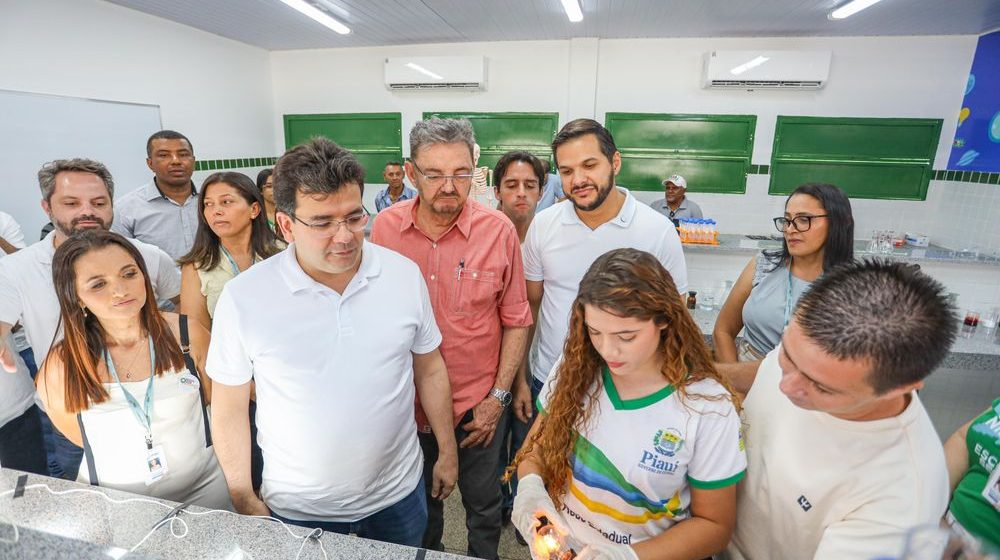 Rafael Fonteles entrega escola reformada em Wall Ferraz e vistoria obras da PI-263 em Santa Cruz do Piauí