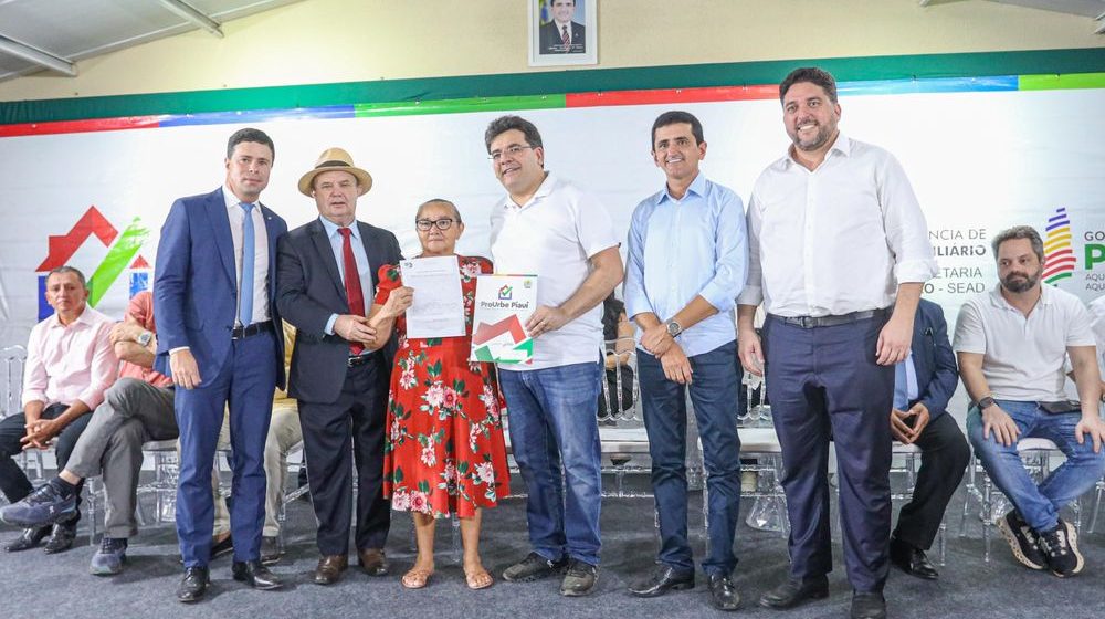 Governador Rafael Fonteles entrega 400 registros de imóveis e destaca marca de 40 mil regularizações no estado