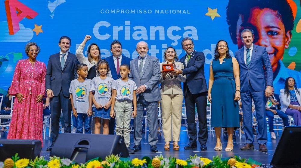 Lula entrega Selo Ouro à Rafael Fonteles por compromisso pela alfabetização infantil no Piauí
