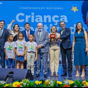 Lula entrega Selo Ouro à Rafael Fonteles por compromisso pela alfabetização infantil no Piauí