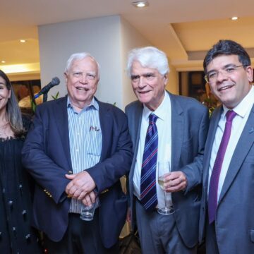 Rafael e economista Rafael e Isabel celebram homenagem aos 80 anos do economista Aloísio Araújo