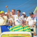 Famílias beneficiadas pelo Casa Legal homenageiam Rafael durante carreata em Teresina